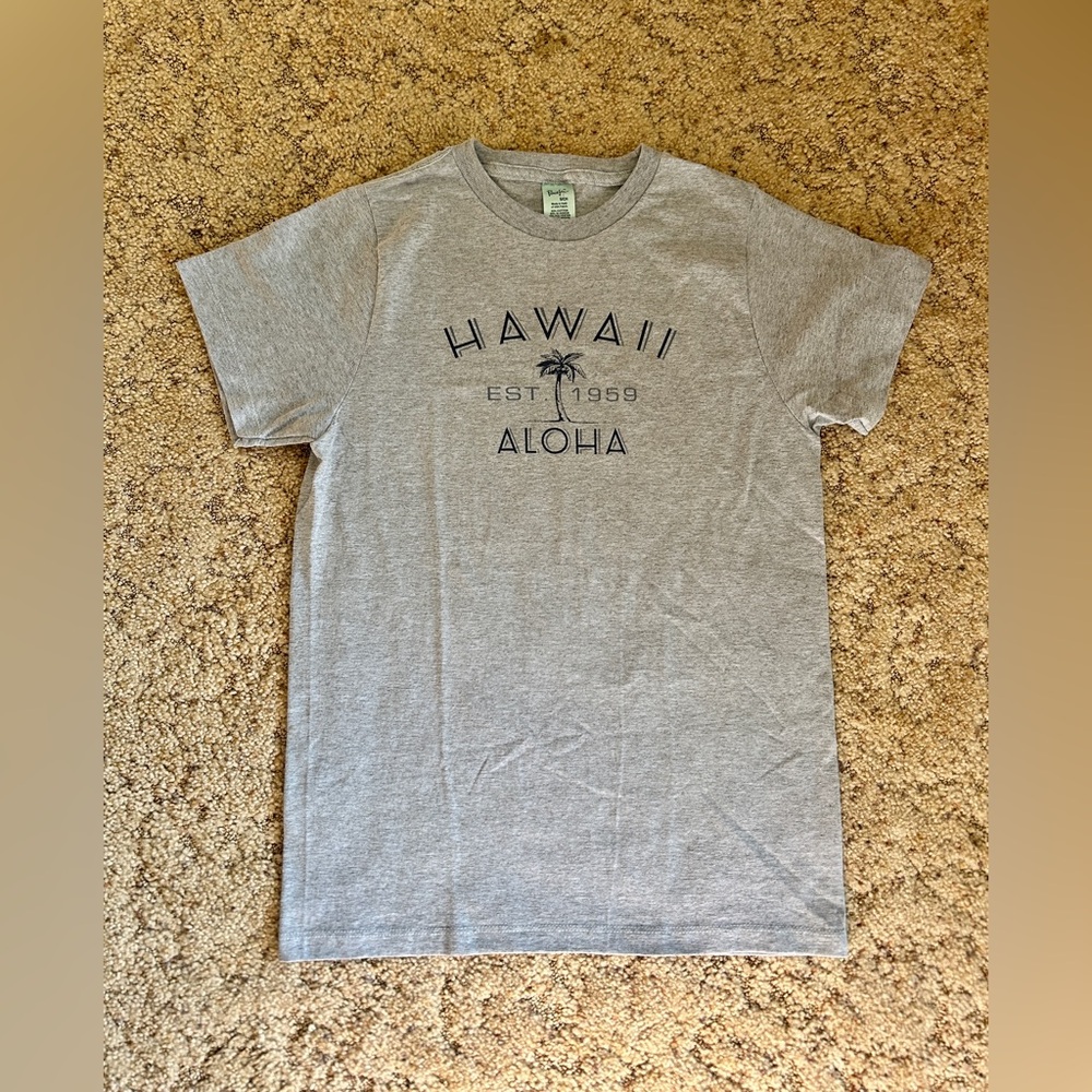 NWOT Women’s Hawaii logo tee, Small.